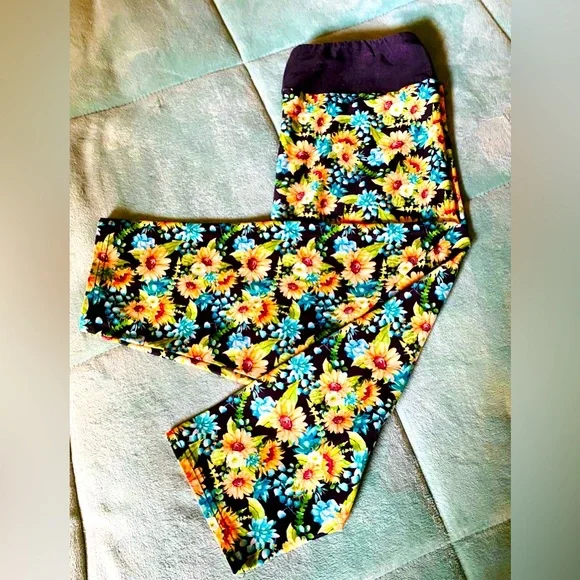 3-piece Set - Capri leggings, Graphic T-shirt, and matching hair scrunchie - Picture 7 of 13